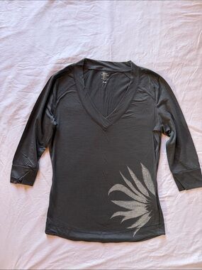 Women's Icebreaker 100% merino V-Neck 3/4 Sleeve Top with Silver Floral Print